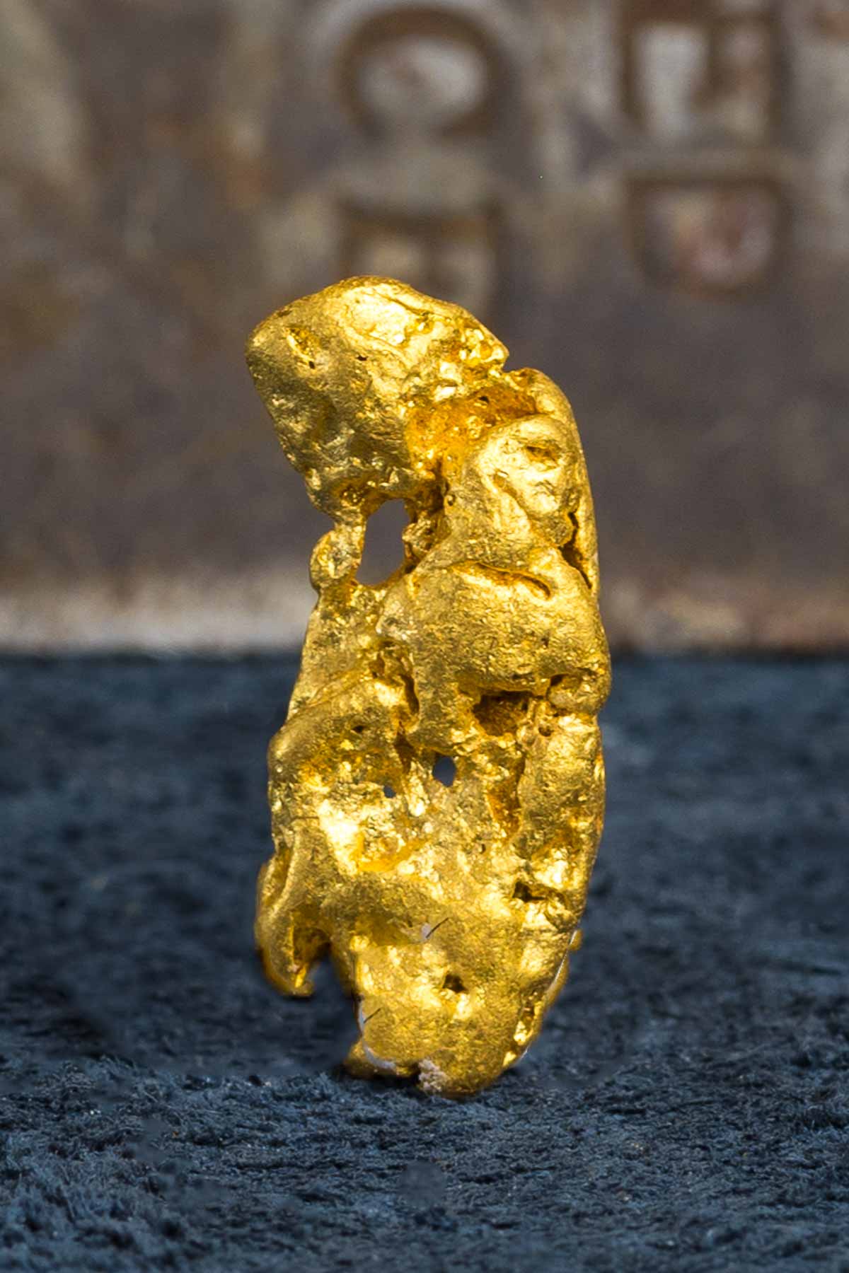 Long and brilliant Natural Gold Nugget from Australia